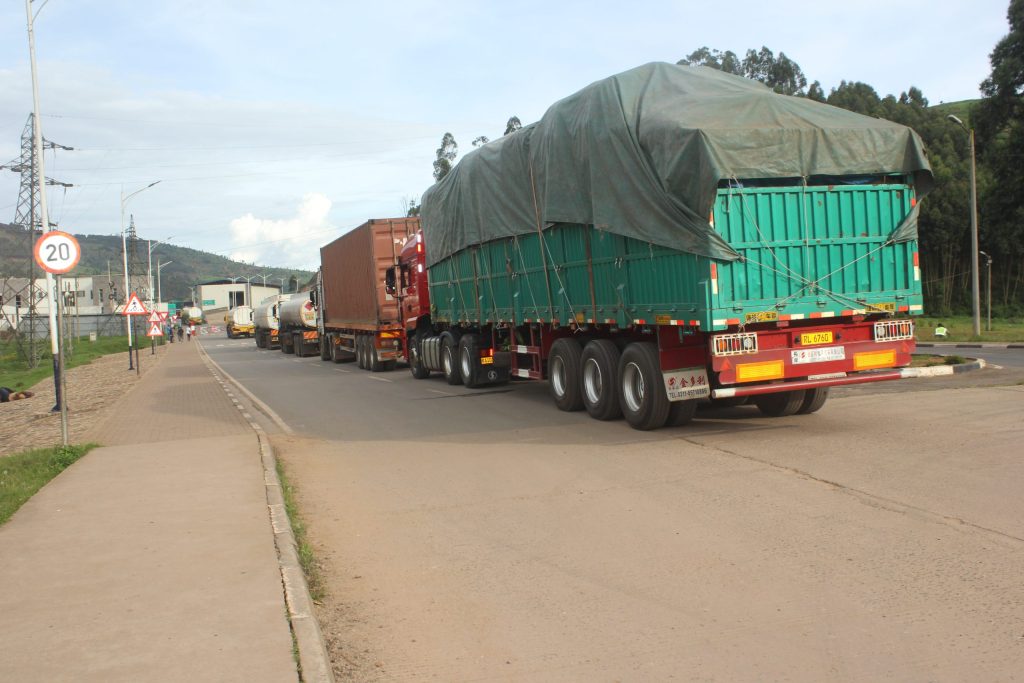 Heavy Tucks lined up waiting to cross Gatuna Boarder.